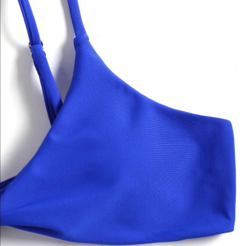 Bikini - Picture 3 of 4